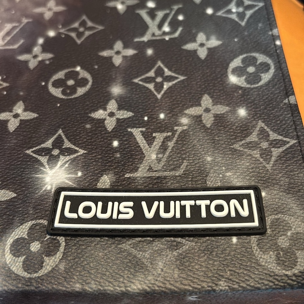 LOUIS VUITTON POCHETTE VOYAGE GALAXY MONOGRAM FULL INCLUSION - Picture 11 of 11